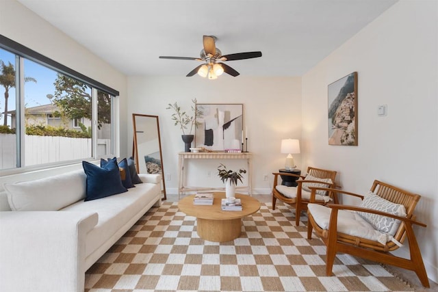 sitting room with ceiling fan