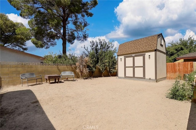 view of yard with a storage shed