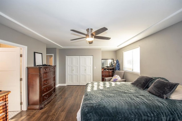 bedroom with dark hardwood / wood-style floors, ceiling fan, and a closet