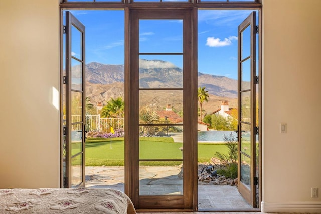 entryway featuring a mountain view