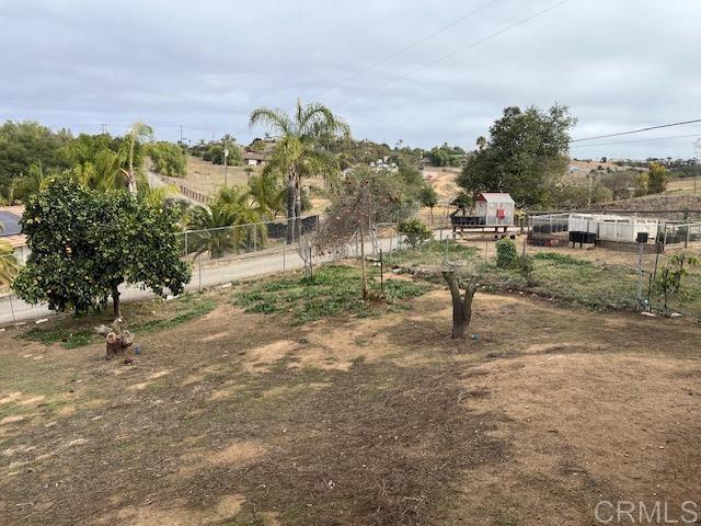 view of yard featuring a rural view