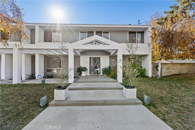 view of front of property featuring a front lawn