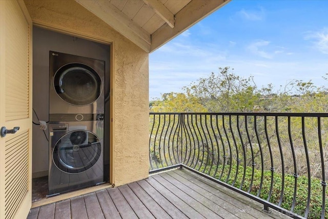 balcony with stacked washer and clothes dryer