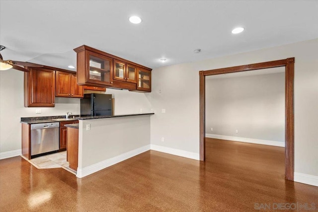 kitchen with sink, ceiling fan, dishwasher, black fridge, and kitchen peninsula