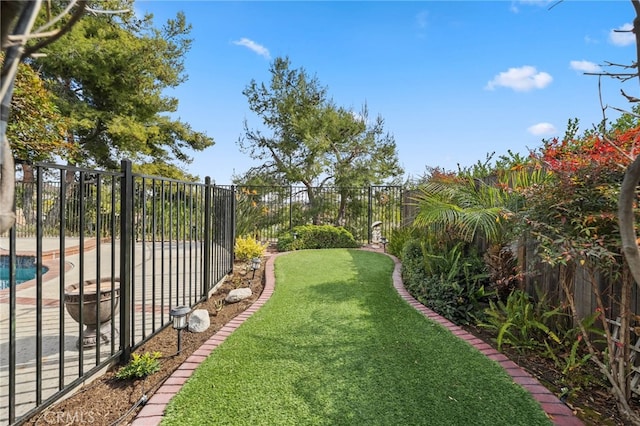 view of yard featuring a fenced in pool