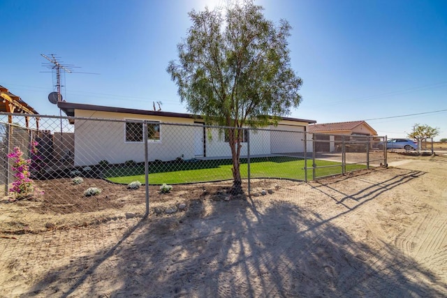 view of front of house featuring a front lawn