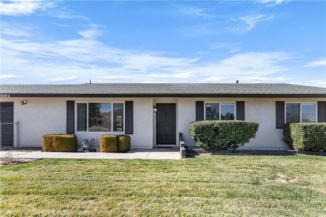 ranch-style house featuring a front yard