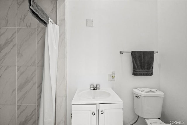 bathroom with vanity, toilet, and a shower with shower curtain