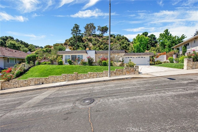 view of front of home featuring a garage and a front yard