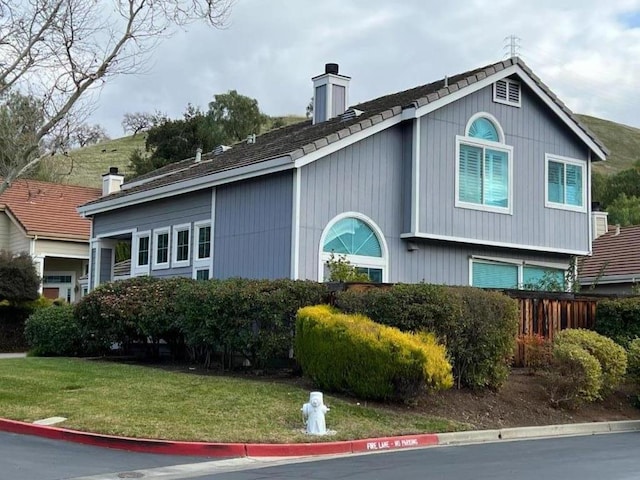 view of front of house featuring a front lawn