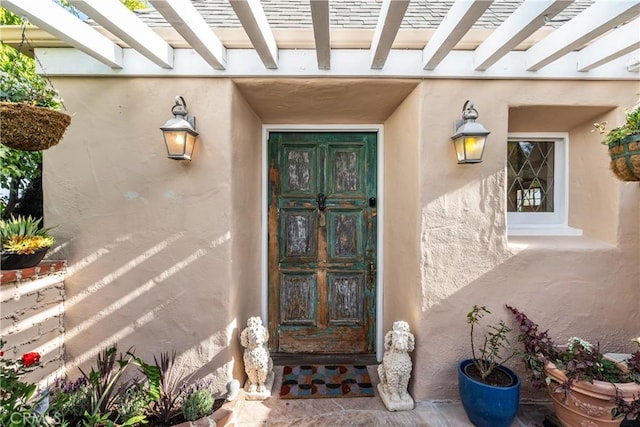 property entrance with stucco siding