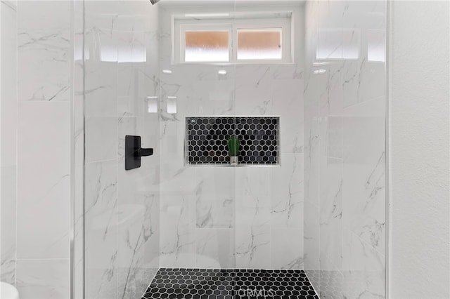 bathroom featuring a tile shower