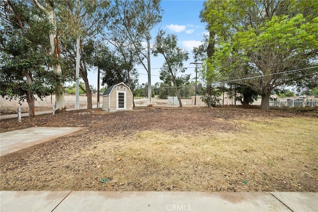 view of yard featuring a shed