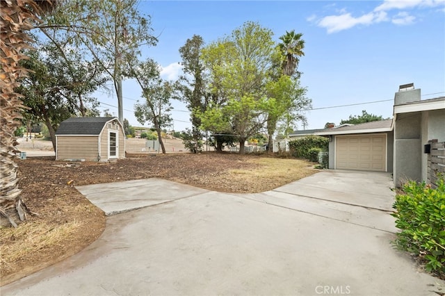 view of yard featuring a shed and a garage