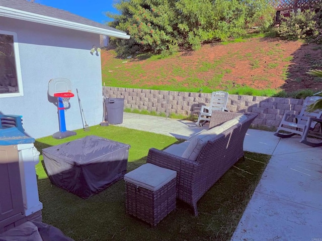 view of yard featuring a patio