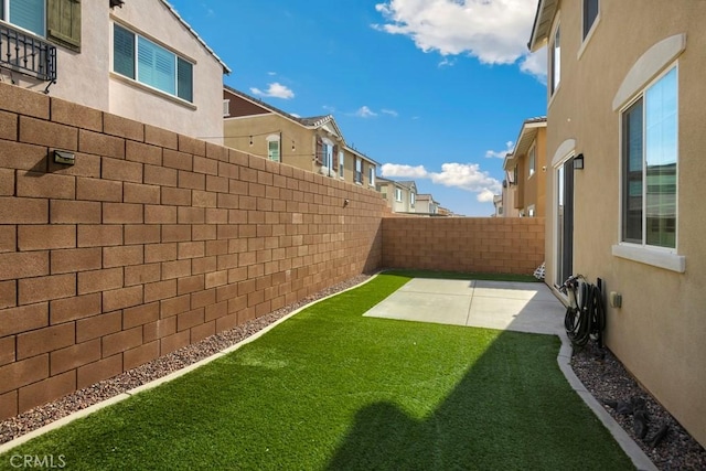 view of yard featuring a patio area