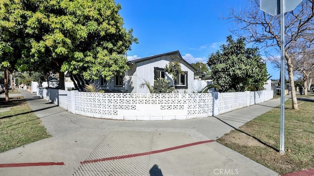 view of front of property featuring a fenced front yard