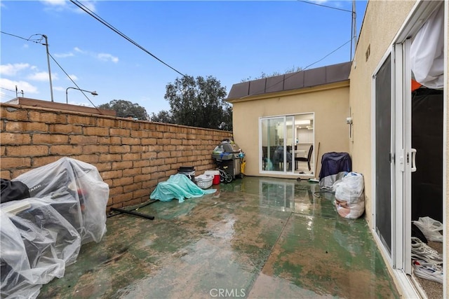 view of yard featuring a patio area