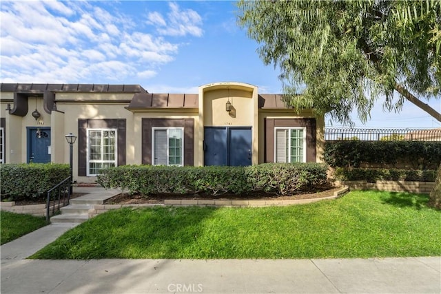 view of front of property featuring a front yard