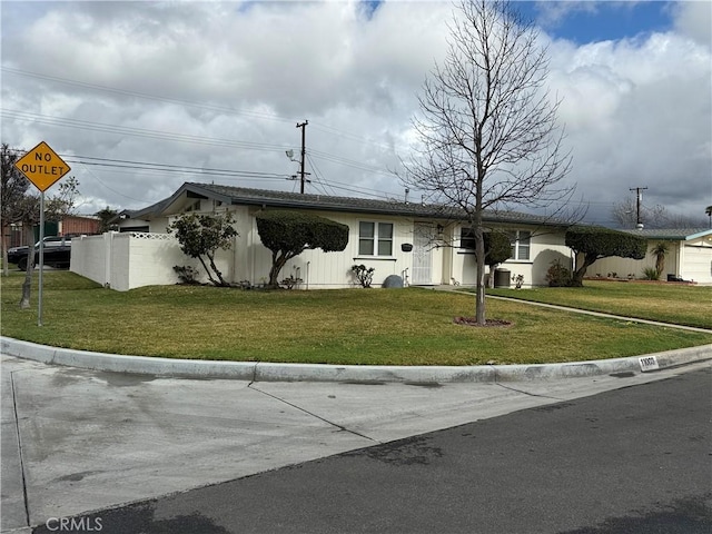 single story home with a front lawn