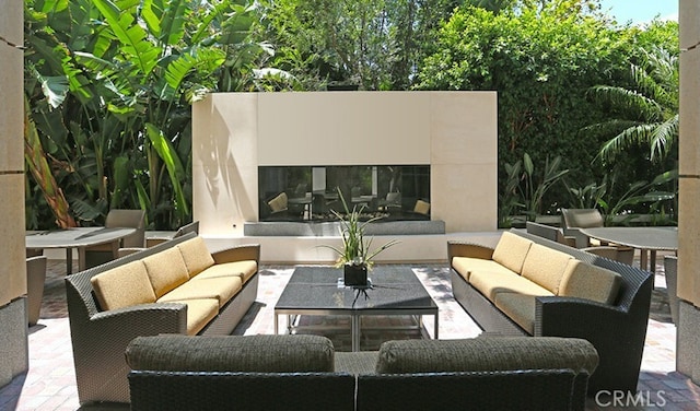 view of patio / terrace featuring an outdoor living space with a fireplace