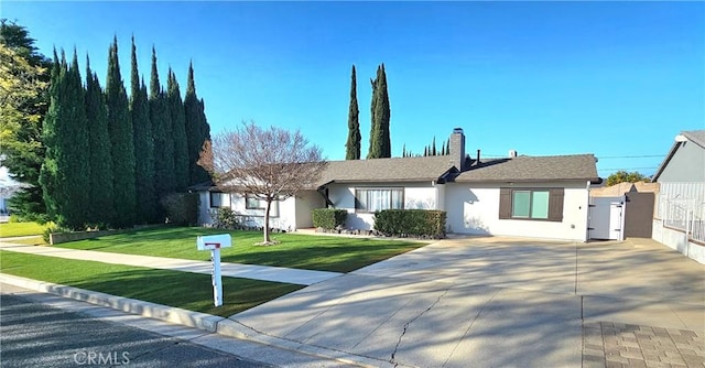 single story home featuring a front yard