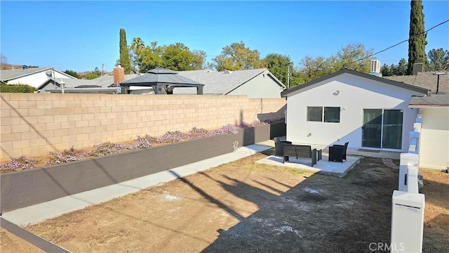 view of yard featuring a patio