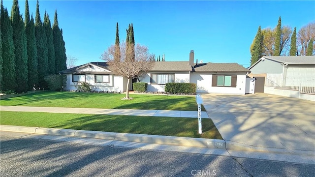 single story home with a front lawn