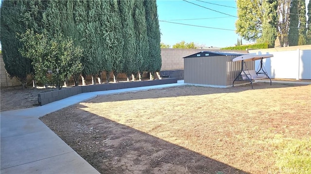 view of yard featuring a shed