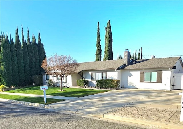 ranch-style house featuring a front yard