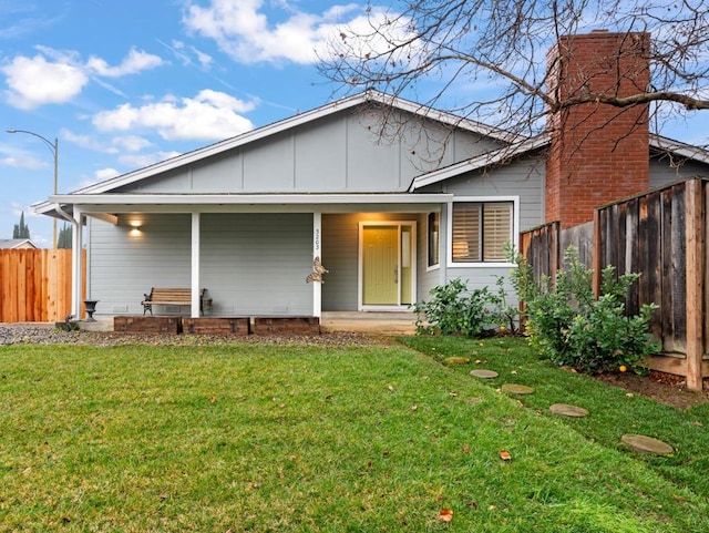 view of front of property featuring a front lawn