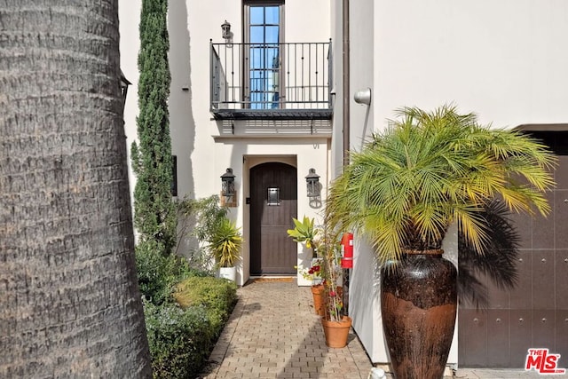 entrance to property featuring a balcony