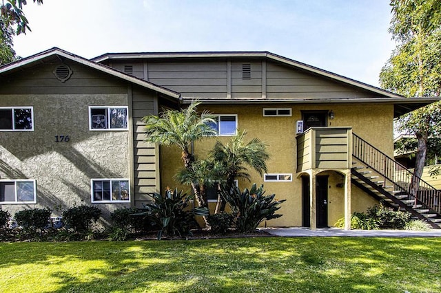 view of front of home featuring a front yard