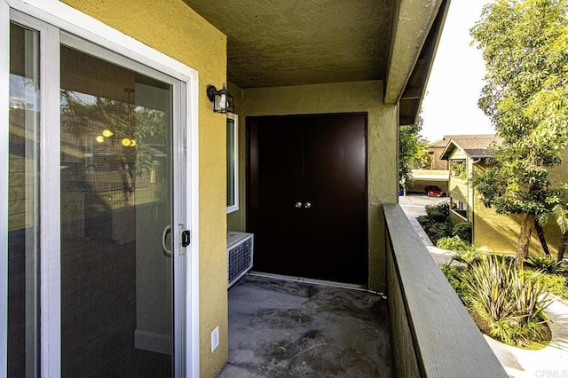 property entrance featuring a balcony