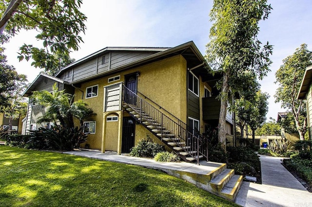 view of front of home featuring a front yard