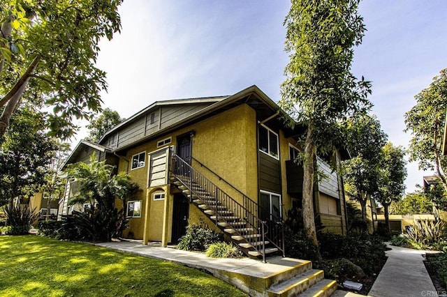 view of front of home with a front lawn