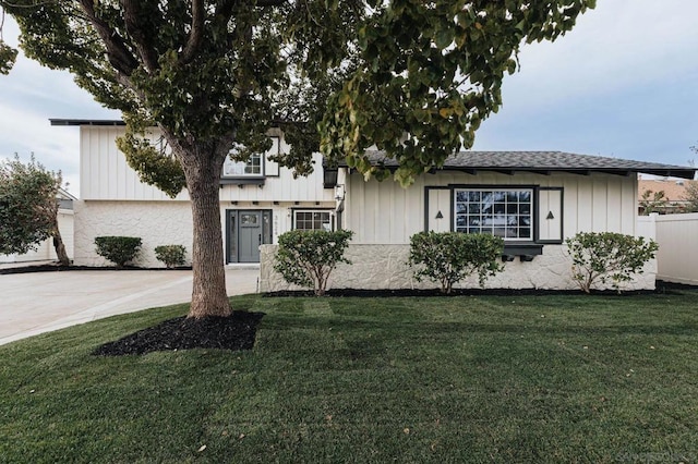 view of front facade featuring a front yard