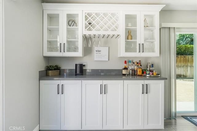 39120 Paradise Way, Cathedral City, CA 92234 - bar featuring white cabinets