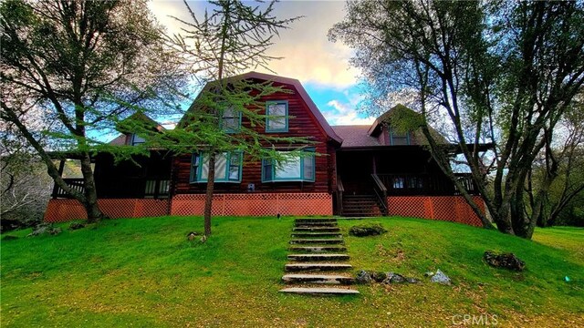 view of front of home featuring a lawn