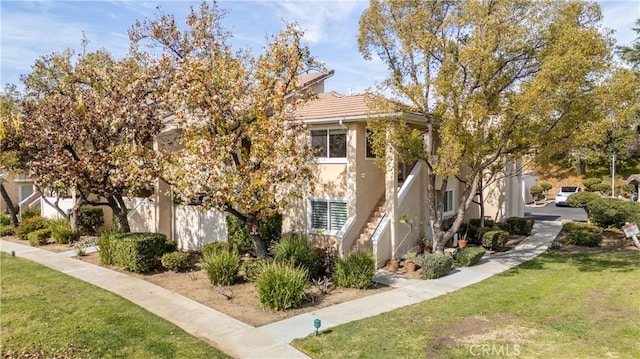 view of front of property with a front yard