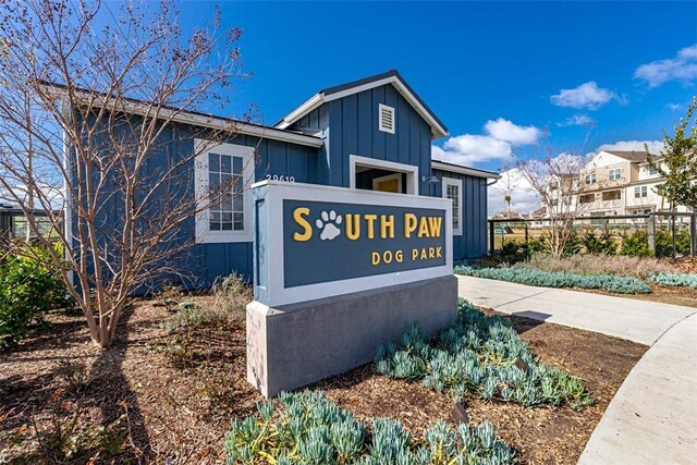 view of community / neighborhood sign