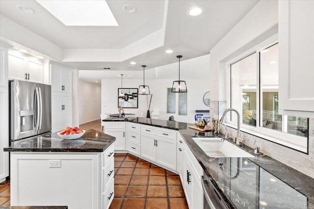 kitchen with sink, white cabinetry, hanging light fixtures, kitchen peninsula, and stainless steel appliances