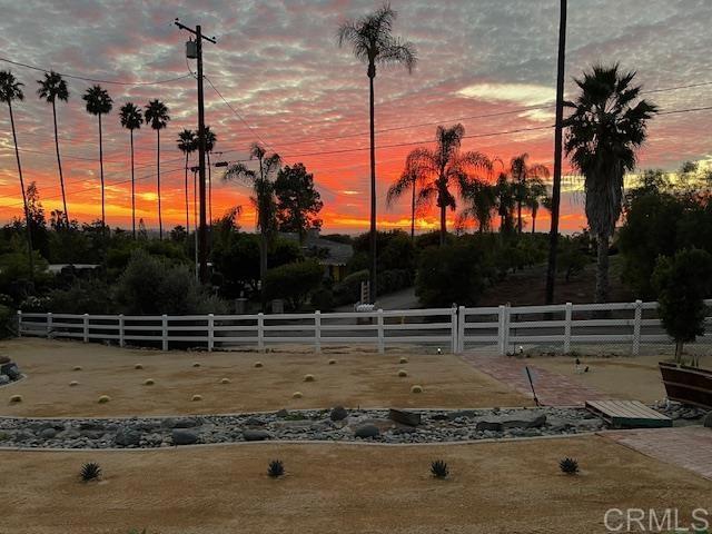 view of yard at dusk