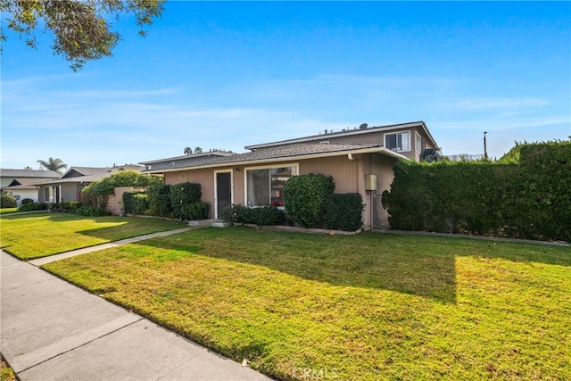 view of front facade featuring a front yard