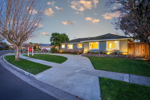 single story home featuring a lawn