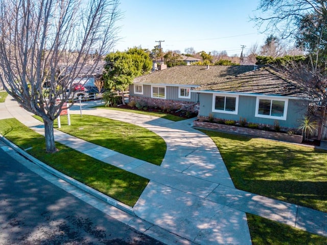 view of front of home featuring a front yard