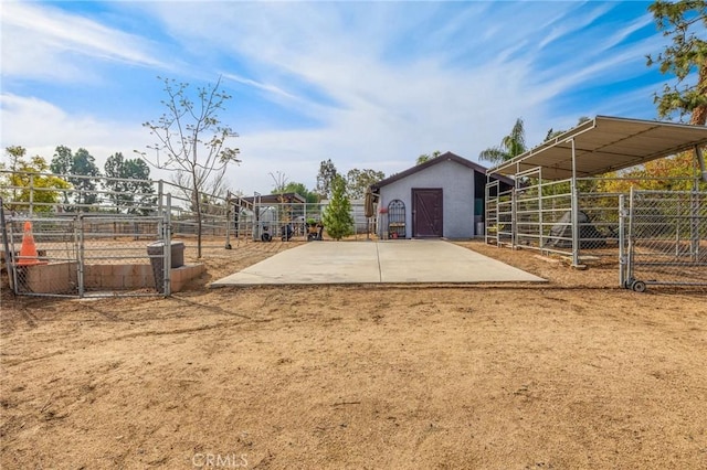 view of yard with an outbuilding