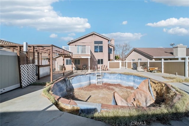 view of pool with a hot tub and a patio area