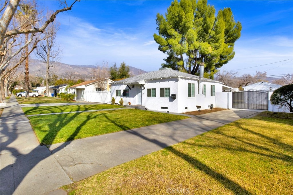 view of front facade with a mountain view and a front yard