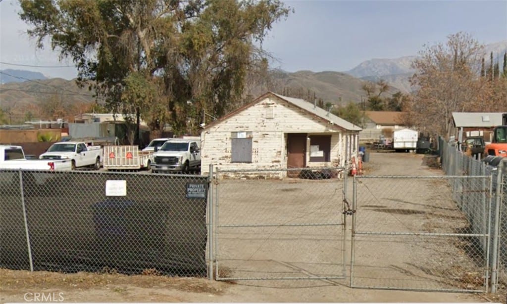 view of front facade with a mountain view